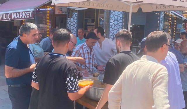 Odunpazarı esnafından aşure ayında anlamlı ikram