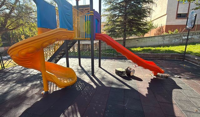 Eskişehir'de çocuk parkına çirkin saldırı: Bidonlarla yanık yağı döktüler