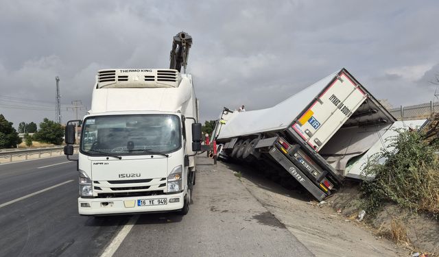 Eskişehir'de et yüklü tır şarampole devrildi