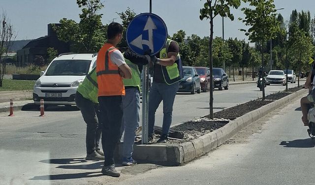 Eskişehir'de ekipler trafik levhalarını yeniliyor