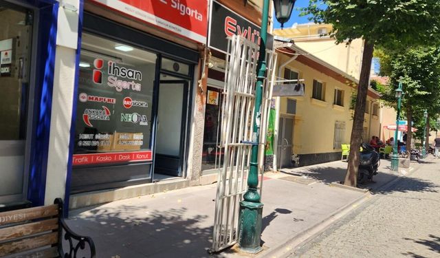 Eskişehir'de direğe yaslanan demirler tehlike saçıyor