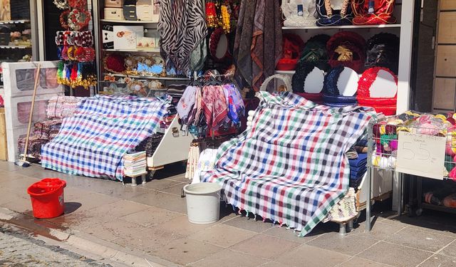 Esnaf, sıcağa karşı ürünlerini bezle koruyor