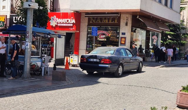 Sokak çıkışlarına park edilen araçlar görüş açısını kapatıyor