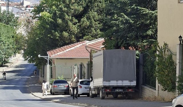 Eskişehir'de kaldırım otoparka döndü: Mahalleli tepkili