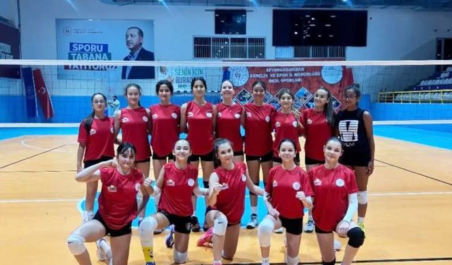 Voleybolcular Afyonkarahisar’da ter döküyor