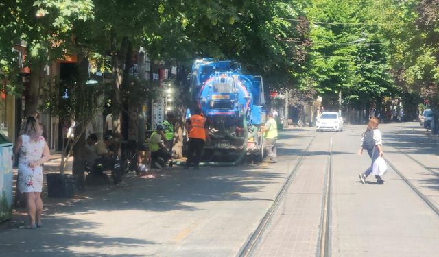 ESKİ ekiplerinden İsmet İnönü Caddesi'nde altyapı mesaisi