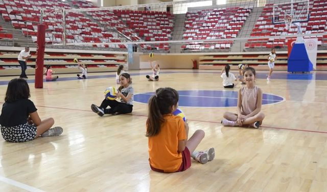 Voleybolu temelden öğreniyorlar