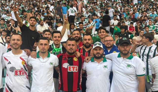 Eskişehirsporlu taraftarlar Bursaspor tribünlerinde