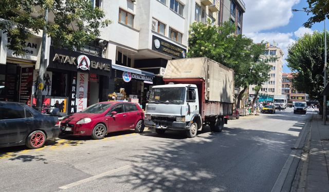 Eskişehir’de çift sıra park çilesi: Trafik tehlikeye giriyor