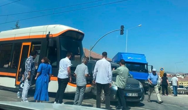 Tramvay kazası Eskişehir’de ulaşımı aksattı!