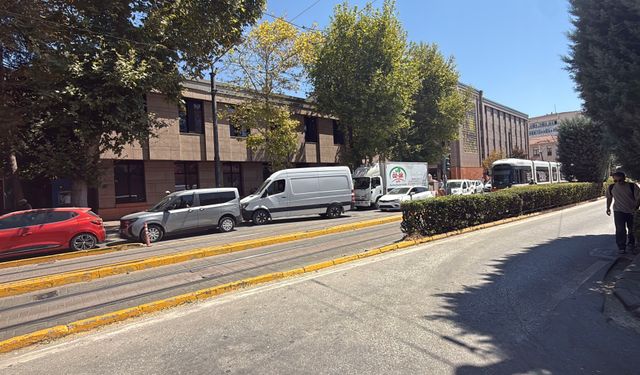 Eskişehir’de hatalı park trafiği felç etti!