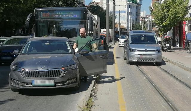 Eskişehir’de ışık ihlali kaza getirdi: Araçlar birbirine girdi