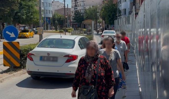 Eskişehir'de kaldırım kapandı, yayalar trafiğe indi