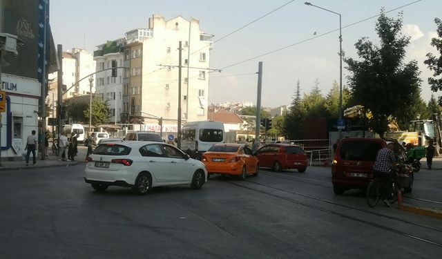 Eskişehir’de kaza: Tramvay güzergahında trafik kilitlendi