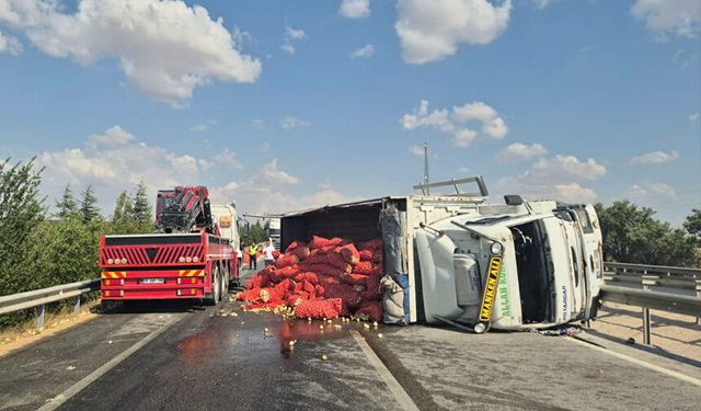 Eskişehir'de soğan yüklü tır devrildi: 2 çocuk yaralandı