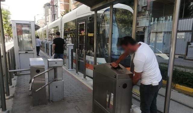 Eskişehir’de tramvay durağında turnike arızası