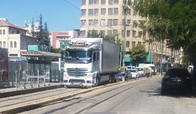 Eskişehir’de tır krizi! Tramvay güzergahında uzun kuyruk oluştu
