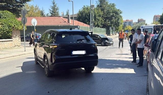 Eskişehir iki araç çarpıştı: Hurdaya döndüler!