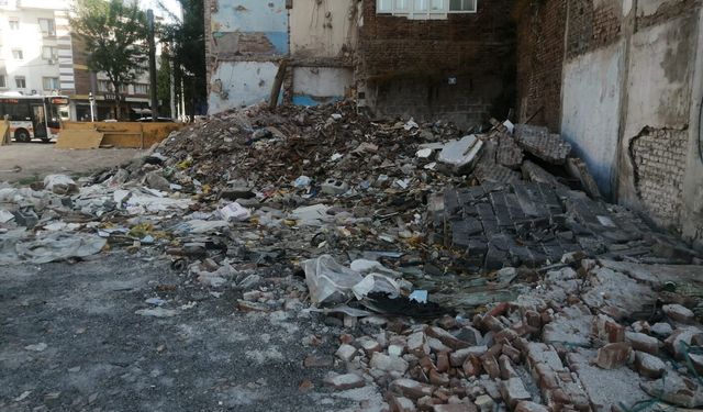 Eskişehir’de yıkılan binaların enkazları tepki çekiyor