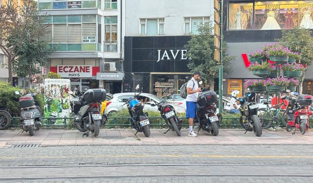 Eskişehir'de yaya yolu motosiklet parkına döndü