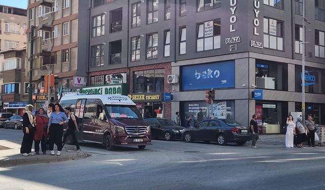 Eskişehir’de kuralsız parklar trafik akışını zorluyor!