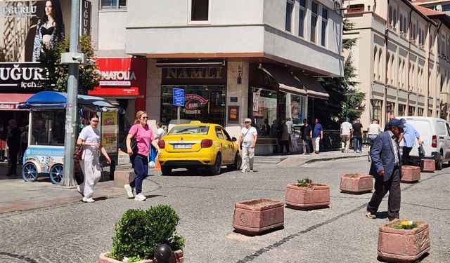 Caddelerde park yoğunluğu trafiği olumsuz etkiliyor