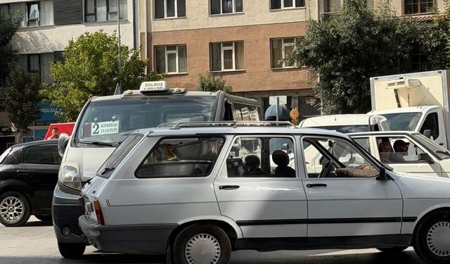 Eskişehir’de minibüs ile otomobil çarpıştı, Trafik kilitlendi