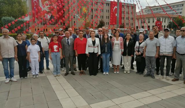 CHP Eskişehir’den 30 Ağustos töreni: Atatürk Anıtı’na çelenk bırakıldı