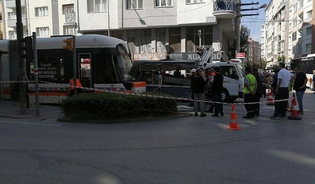 Eskişehir'de facianın eşiğinden dönüldü: Tramvay ile otobüs çarpıştı