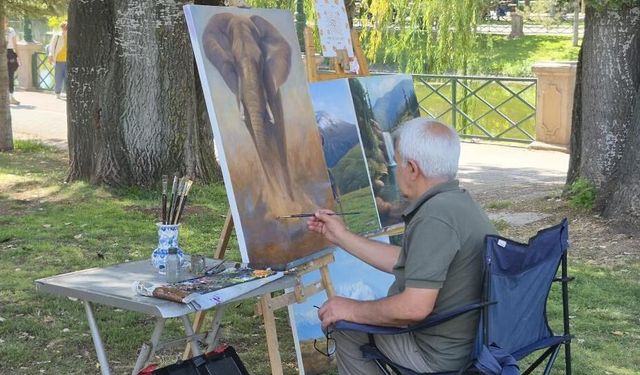 Hiç eğitim almadı, sergileri gezerek ressam oldu