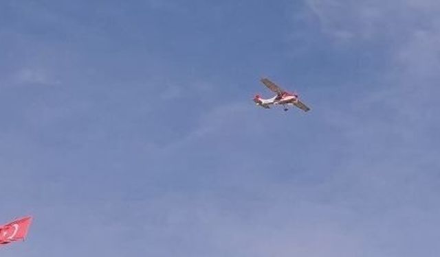 Eskişehir semalarında görenleri şaşırtan görüntü: Türk bayrağı böyle dalgalandı