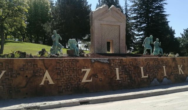 Eskişehir'de Yazılıkaya yoluna Yazılıkaya Anıtı