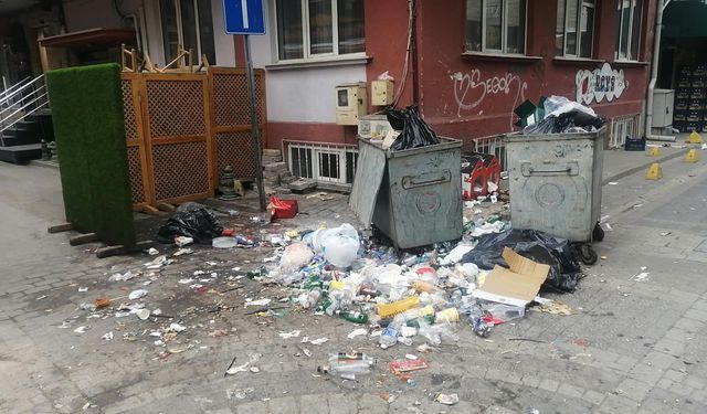 Eskişehir’in Barlar Sokağı çöplere teslim oldu: Esnaf isyan etti