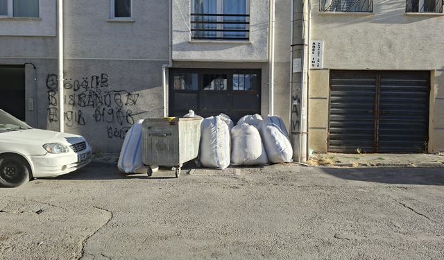 Eskişehir'de çuvallar kaldırıma sığmadı