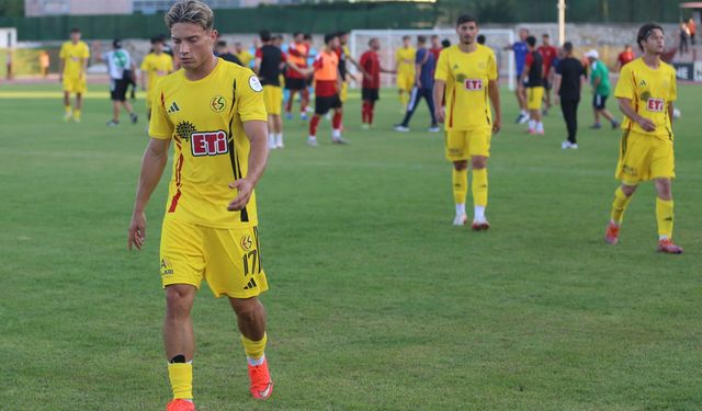Eskişehirsporlu futbolcu yaptığı ortalarda isabet sorunu yaşıyor