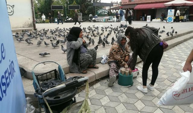 Köprübaşı’nda güvercin yemi tepkisi: Esnaf isyan etti