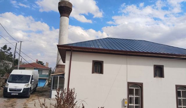 Mahalle sakinleri kolları sıvadı, caminin sorunlarını çözdü
