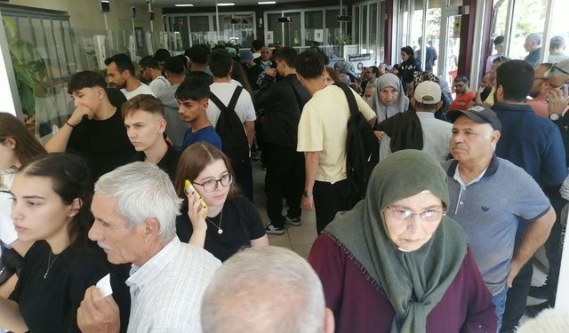 Eskişehir’de ESKART’a akın! Öğrenciler uzun kuyruklar oluşturdu