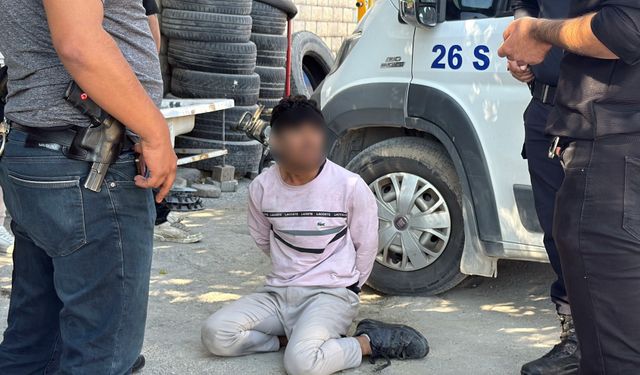 Polisi görünce kaçtı, kovalamaca sonrası yakalandı