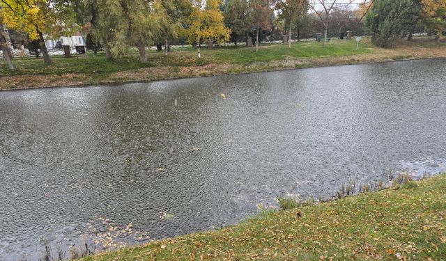Eskişehir’de sağanak bastırdı, Kanlıkavak Parkı boş kaldı