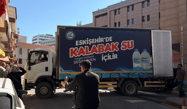 Eskişehir’de Kalabak aracı sokakta sıkıştı! Trafik aksadı