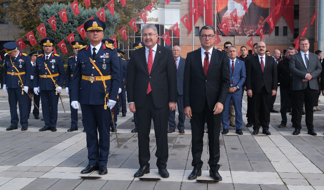 Eskişehir’de 29 Ekim coşkusu başladı! İlk tören Valilik Meydanı’nda