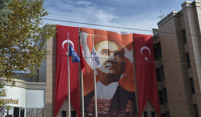 Eskişehir kırmızı beyaza büründü! Dev Türk bayrakları dikkat çekti