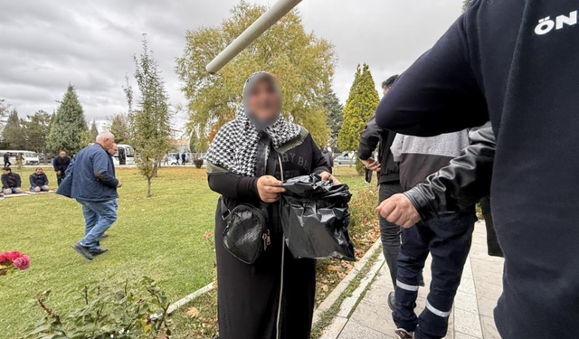 Cuma namazı sonrası ortaya çıktı! Eskişehir’de çöp poşetli dilencilik