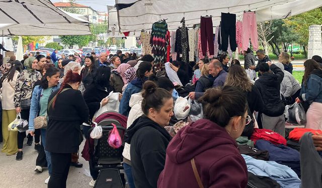 Eskişehir’de pazarda yoğunluk: Sabahın erken saatlerinde akın ettiler