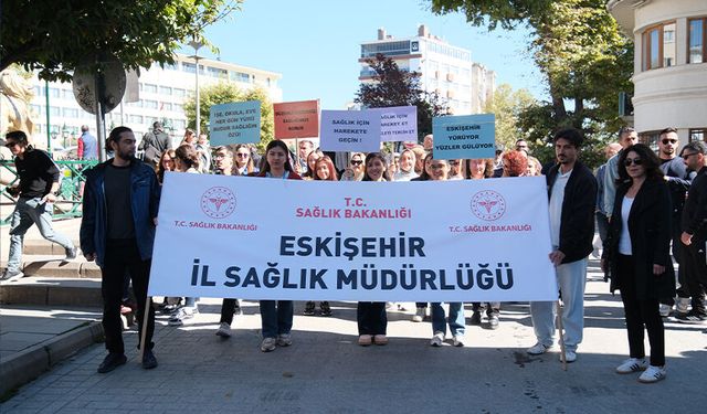 Eskişehir’de sağlık çalışanlarından yürüyüş etkinliği