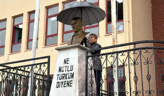 Eskişehir’de 11 yaşındaki Alperen’den duygulandıran hareket: Atam ıslanmasın