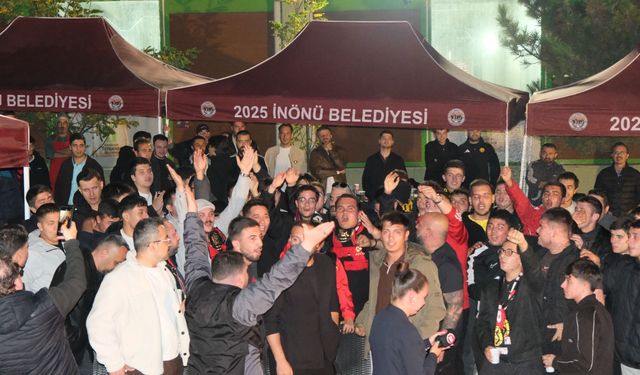 Taraftar dışarıda heyecanla bekledi