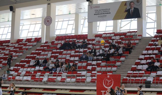 Filedeki derbiyi az sayıda sporsever takip etti