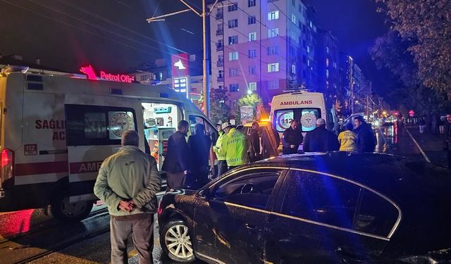 Eskişehir’de ara sokağa dönmek istedi, tramvayla çarpıştı: 2 Yaralı